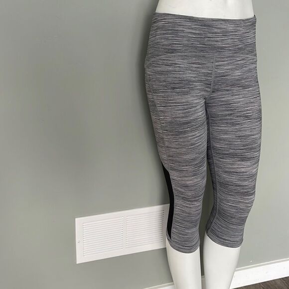 Lululemon size 8 capris - Picture 1 of 2